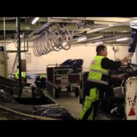 Vacuum Tube Lifter JumboFlex for manual handling of passenger baggage | Schmalz
